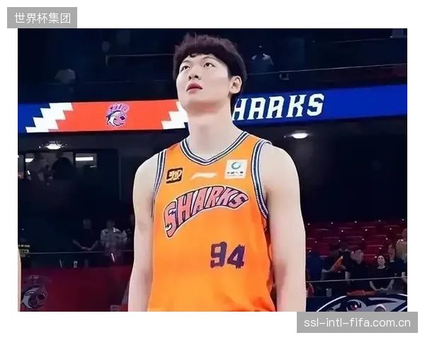 王哲林制霸禁区摧毁广厦防线,时隔24年助上海男篮重夺总冠军。 王哲林制霸禁区摧毁广厦防线,时隔24年助上海男篮重夺总冠军。